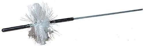 Reinigungsbürste mit vielen borstenartigen Fasern an einem langen Stab, mit zwei schwarzen Griffen, hergestellt von Bosch.